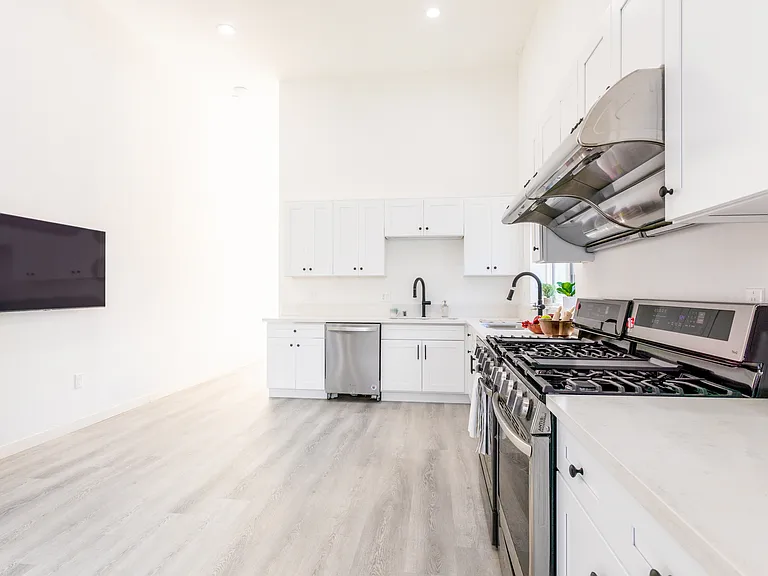 1815 W Adams Blvd — Photo 10
