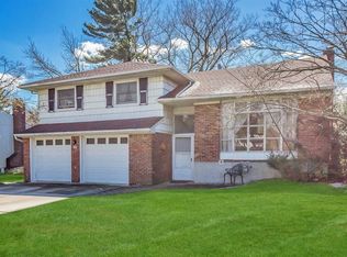 22 Capri Dr, Roslyn, NY 11576