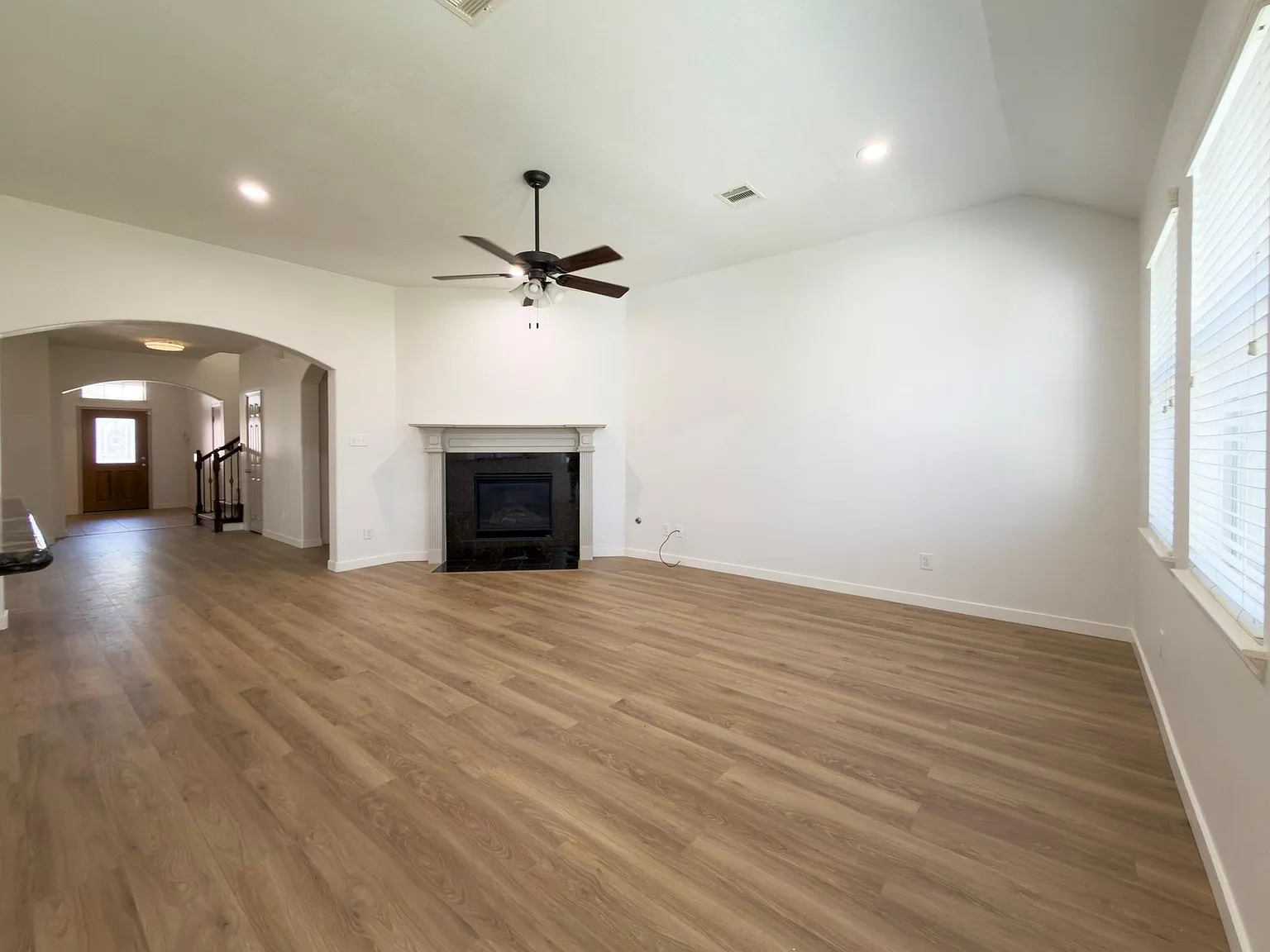4 bed, 3.0 bath, 3403 sqft, $2,900 — Photo 4