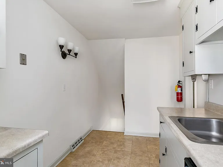 139 E 3rd St — Photo 10