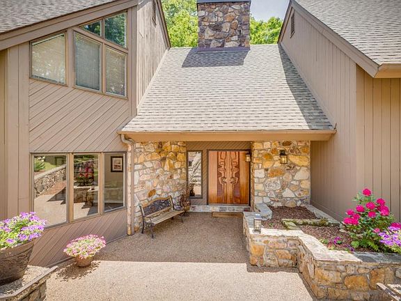 4th image of 2525 Essex Dr