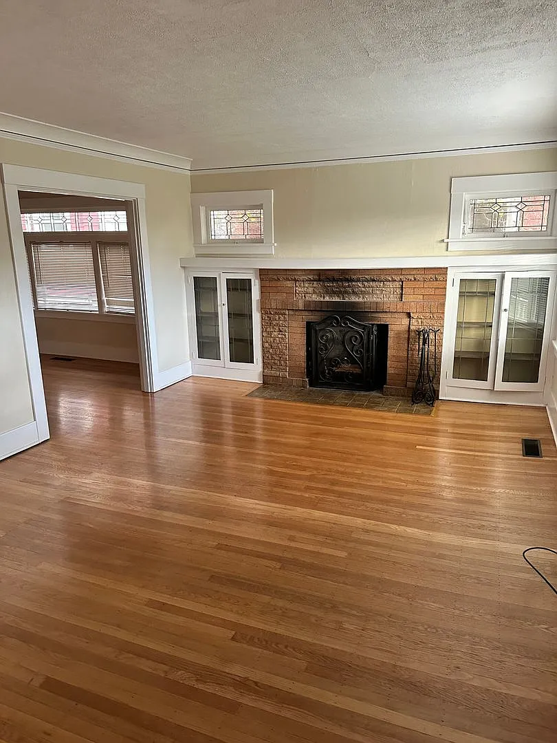 Wallingford 2 Bedroom House with Fenced Yard and Covered Parking — Photo 3