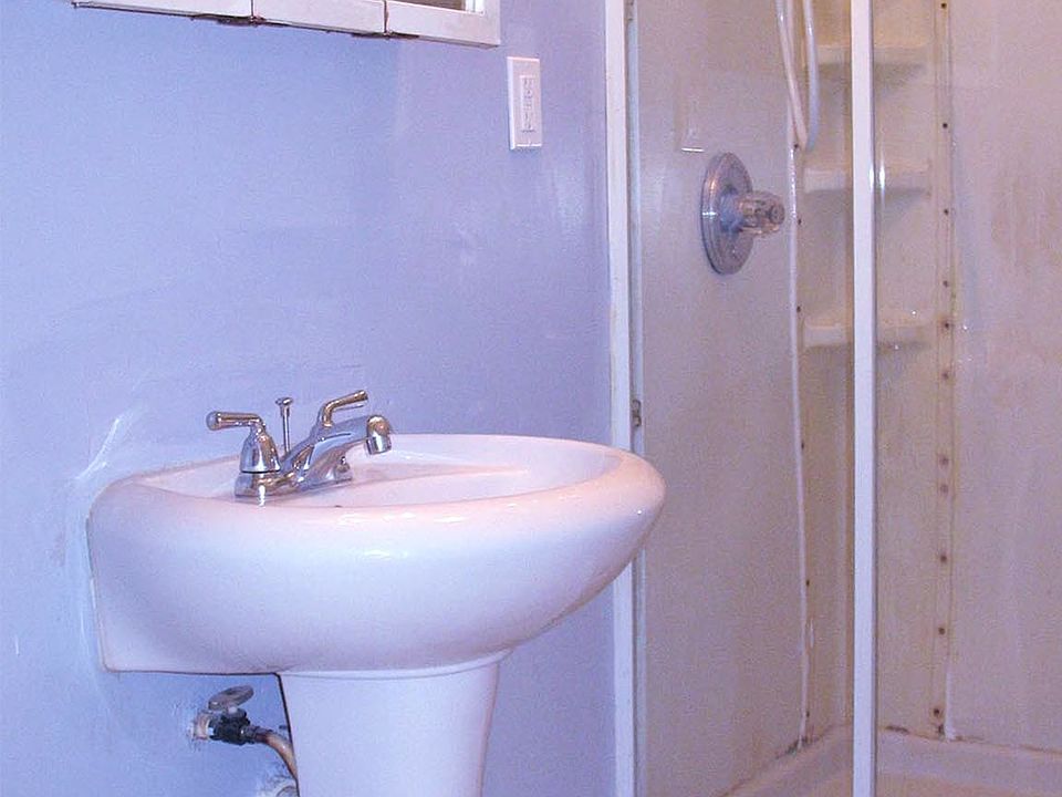 bathroom w/shower