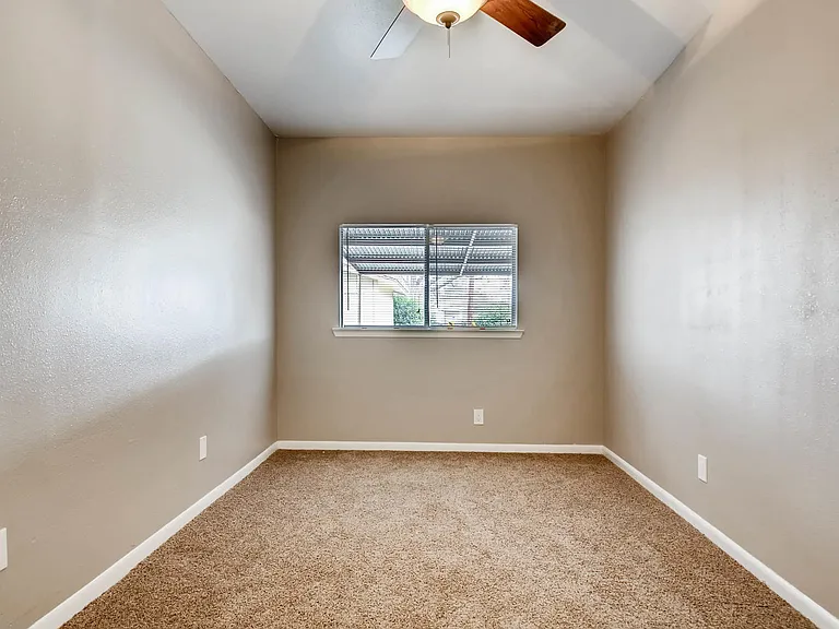 405 Quentin Dr — Photo 21