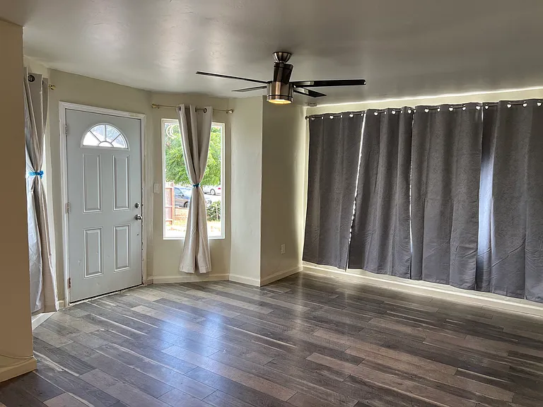 536 S Tulip St — Photo 5