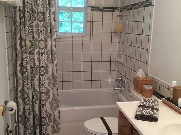 Updated Bath w/ceramic tile.