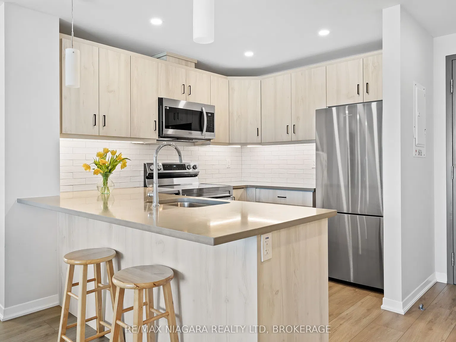3998 Victoria Ave — Photo 2