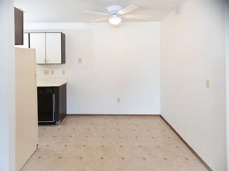 917 Silver Lake Dr — Photo 3