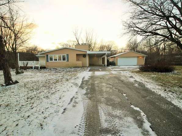 469 Oakwood Cir, Coal Valley, IL 61240