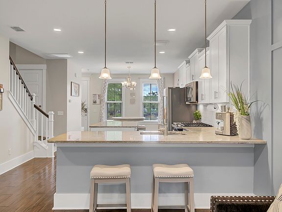 5th image of 222 Oak Park St