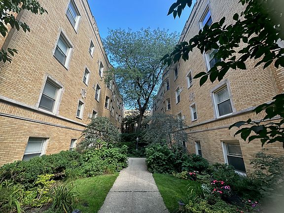 2nd image of 829 Forest Ave