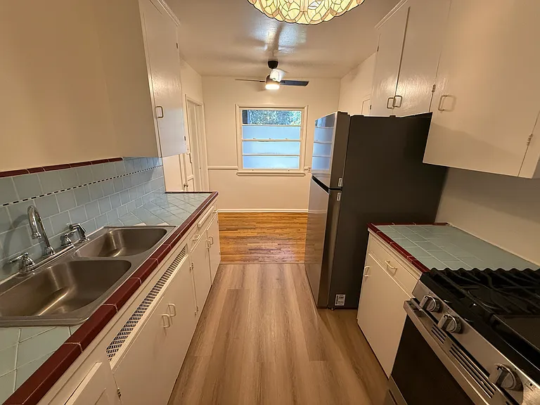 2475 N Beachwood Dr #3 — Photo 2