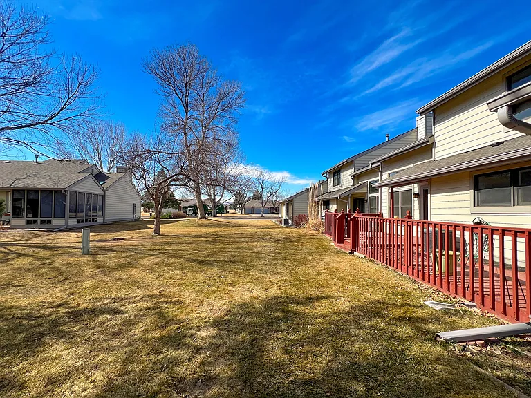 Opens up to large green belt. Powerline trail is about a two minute walk away and Southridge Greens Golf Course is a short walk down the hill.