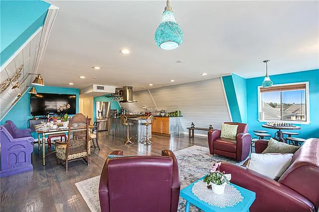 3 bed, 3.0 bath, 3000 sqft, $4,900 — Photo 2