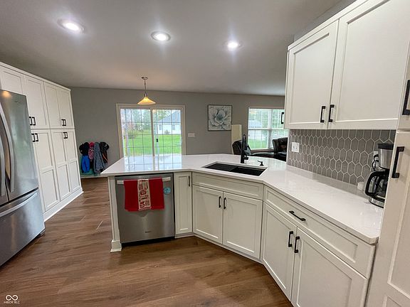 4th image of 324 Curtis Ct