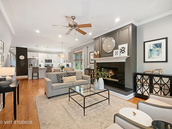 4th image of 1037 N Winchester Ave #1