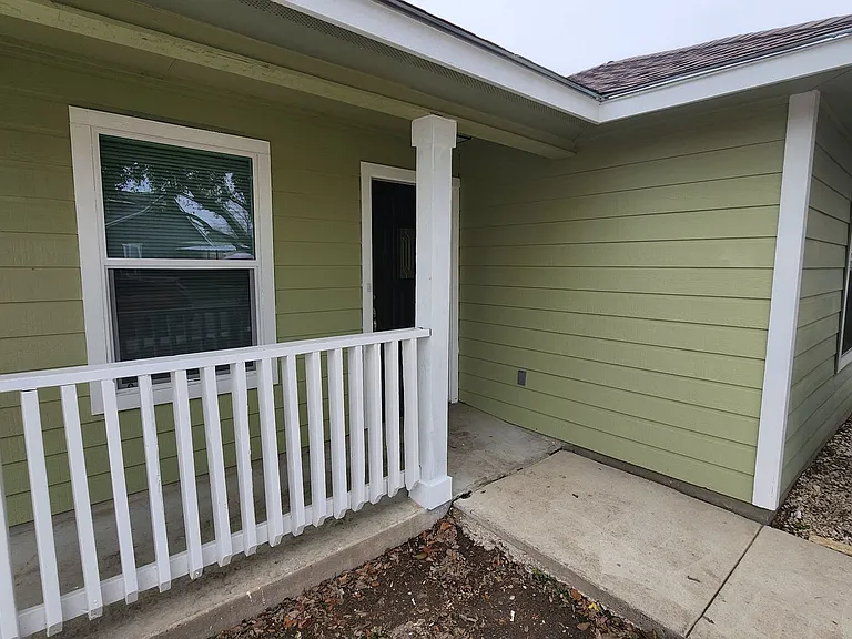 542 Pharis St — Photo 3