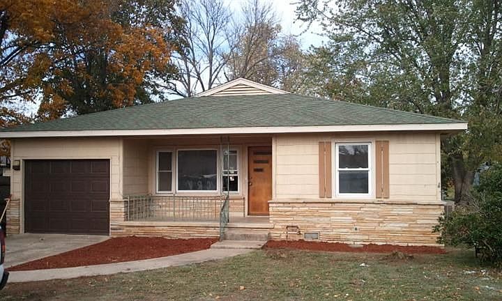 1st image of 305 E 11th St