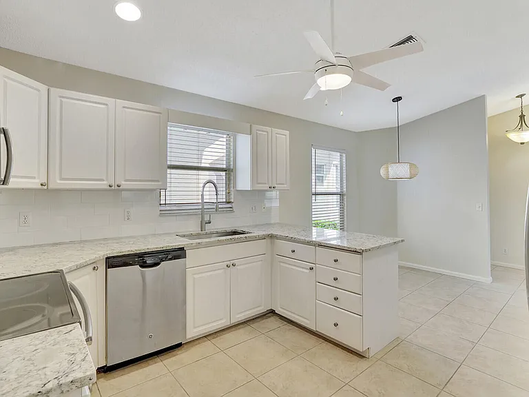 1022 Island Manor Dr — Photo 3