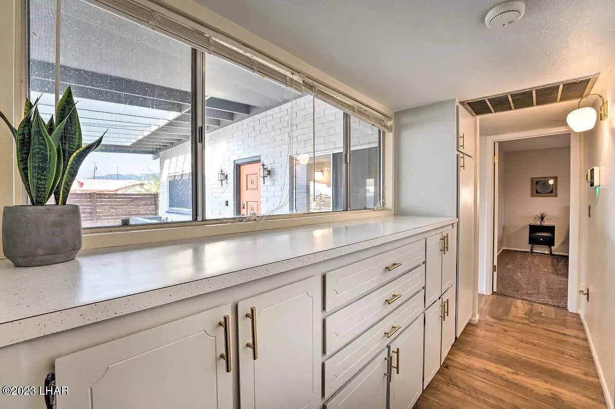 3 bed, 2.0 bath, 1404 sqft, $2,100 — Photo 3