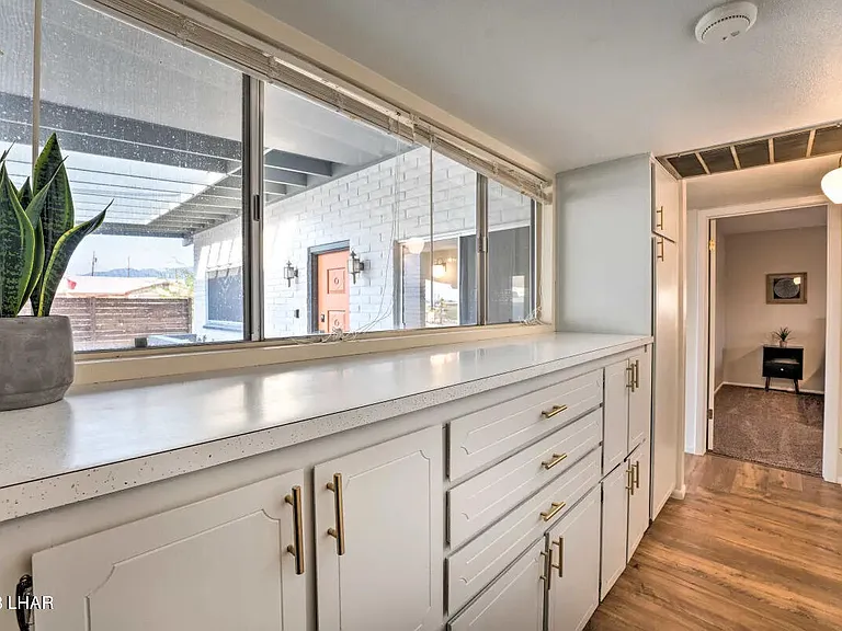 2286 Huntington Dr — Photo 3