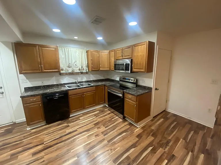 1215 Walnut St — Photo 10