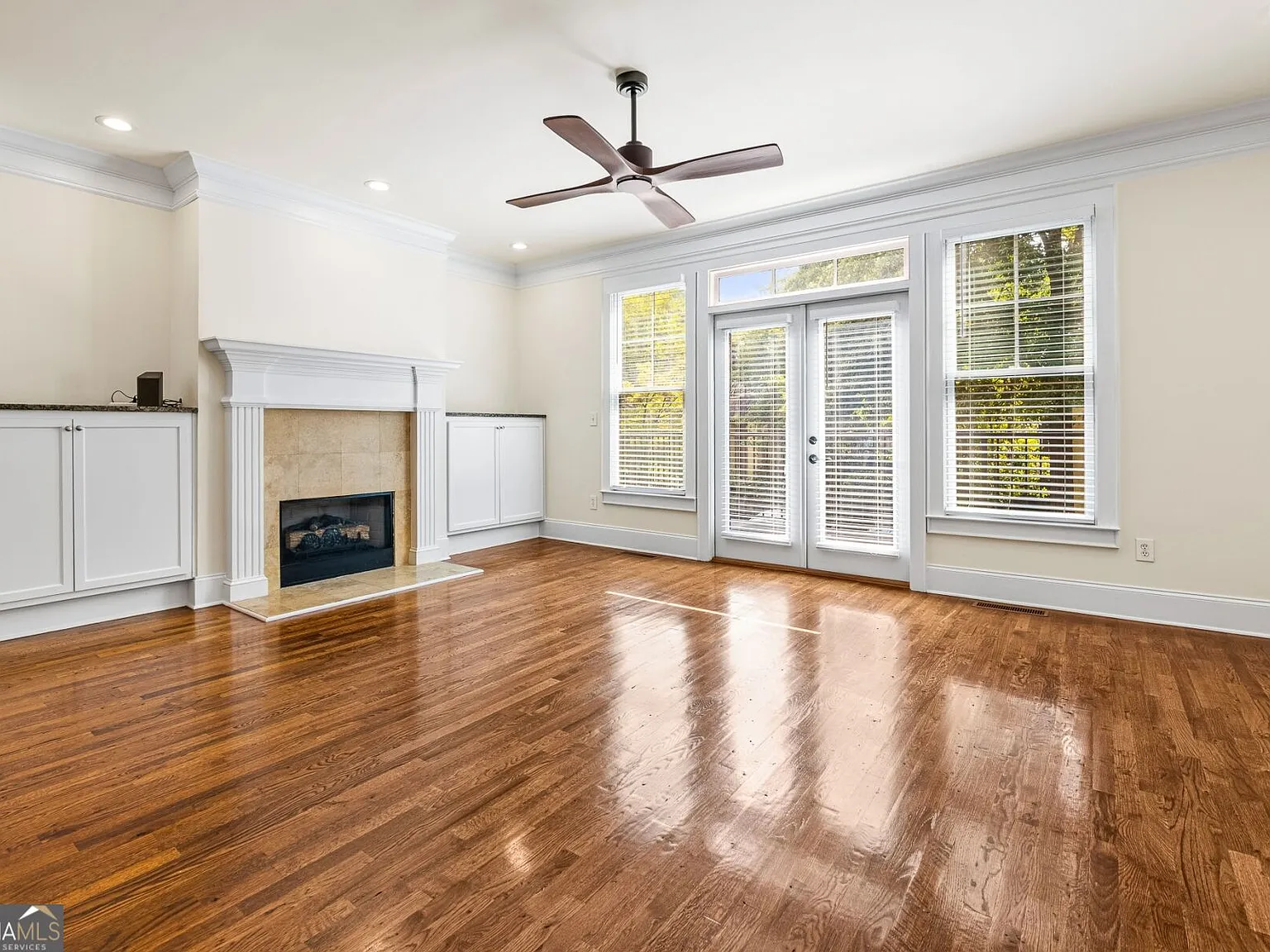 3 bed, 3.5 bath, 2015 sqft, $3,395 — Photo 4