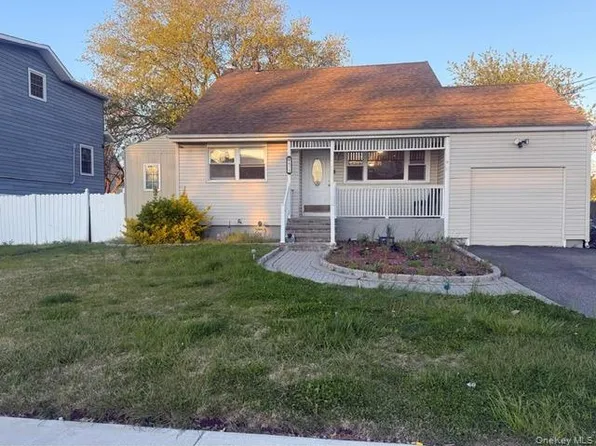 675 S Long Beach Avenue, Freeport, NY 11520