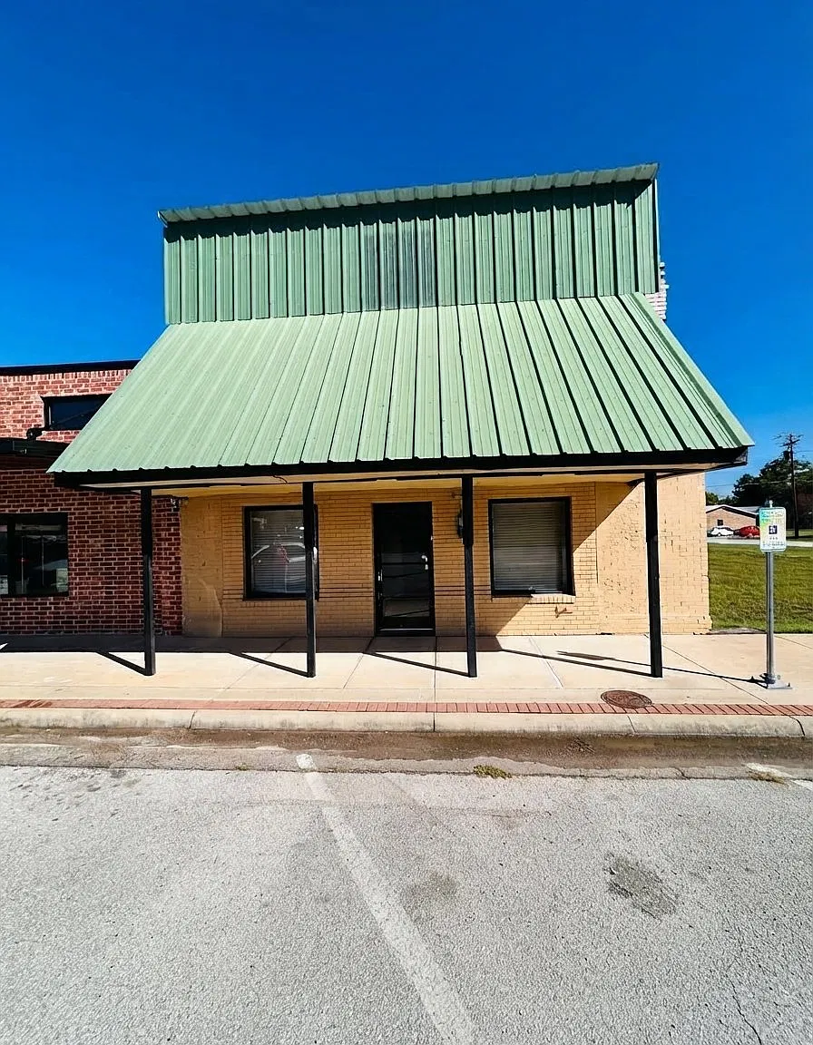 217 Northeast Front Street — Photo 1