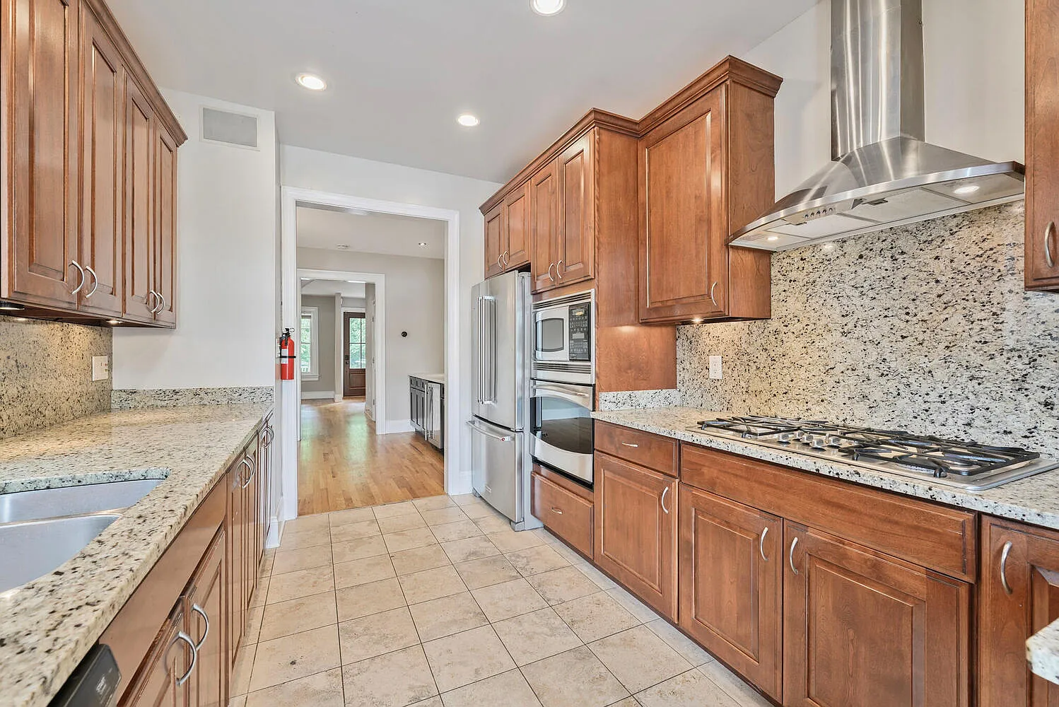3 bed, 1.5 bath, $5,600 — Photo 3