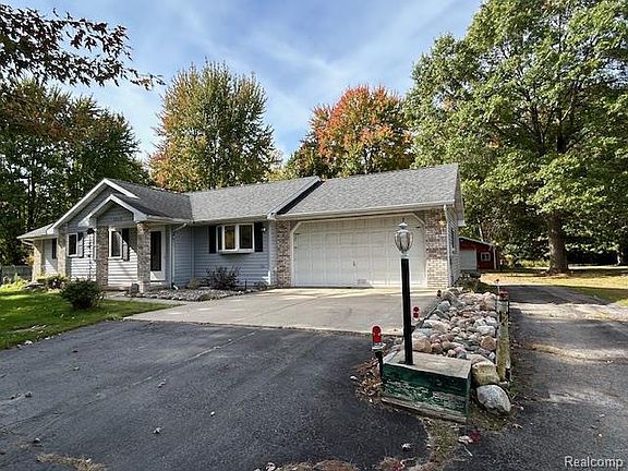 3rd image of 3842 Clutier Rd