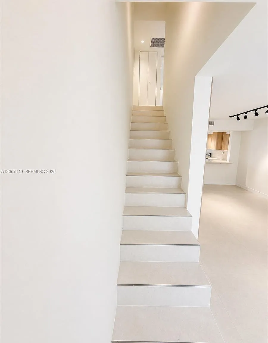 Euclid Townhouses Condo — Photo 3