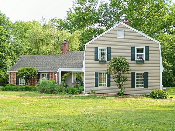 4th image of 804 General Sterling Dr