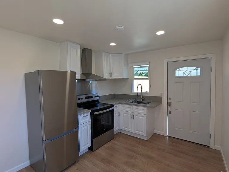 117 Comstock Dr — Photo 2