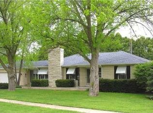 748 Oak St, Woodstock, IL 60098