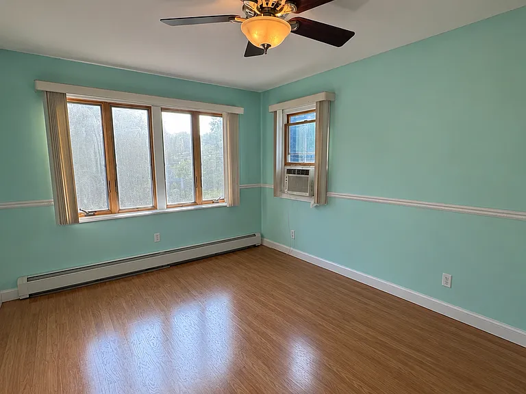 614 Middle Country Rd — Photo 9