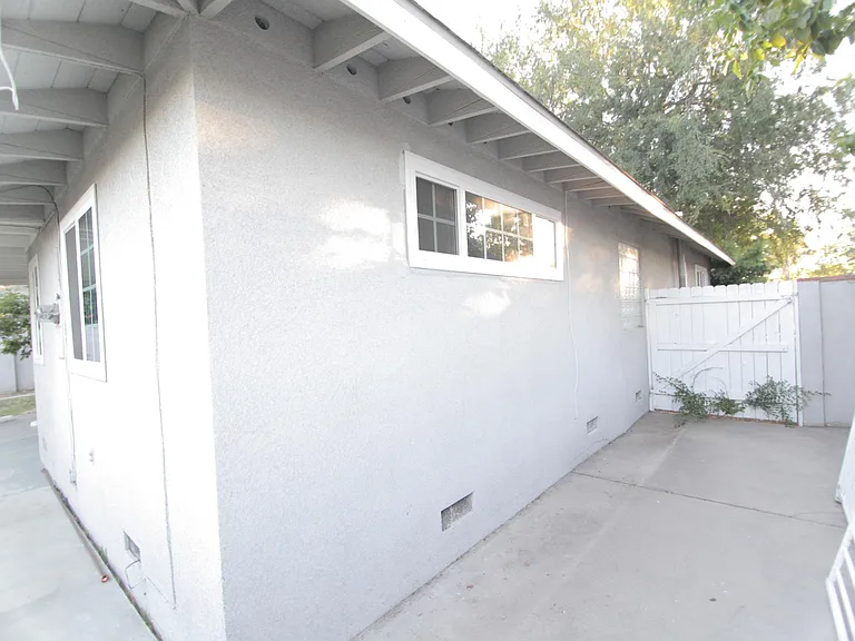 10044 Woodley Ave — Photo 24
