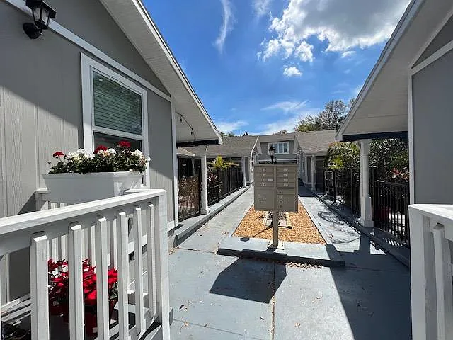 334 21st Ave S #6 — Photo 3