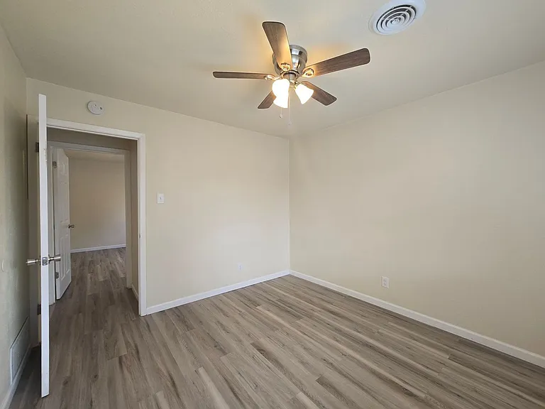 501 W Voelter Ave — Photo 20