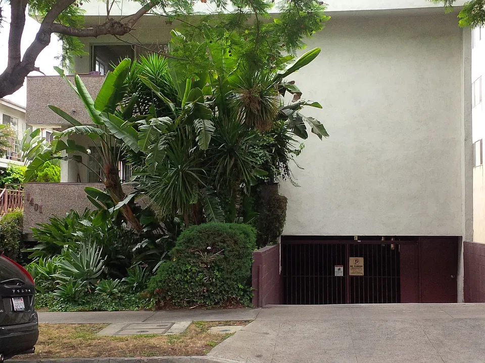 1401 N Poinsettia Pl