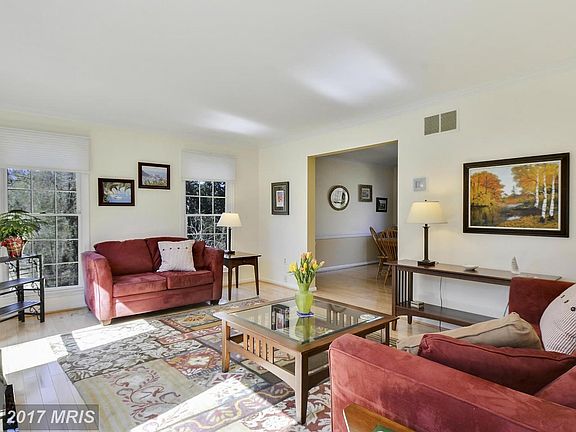 Light and Bright Living Room with Maple Floor