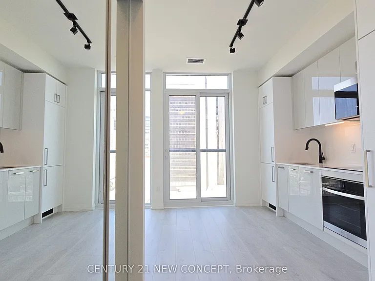 280 Dundas St W #714 — Photo 3