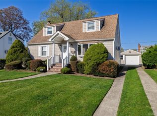 22 Hitchcock Lane, Farmingdale, NY 11735