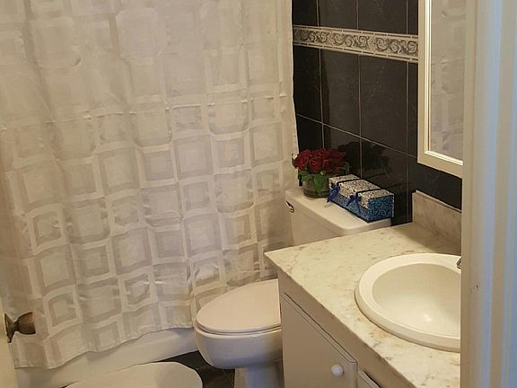 5th image of 919 Hillcrest Dr APT 504