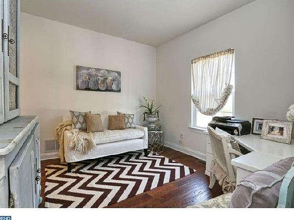 5th image of 6 Mount Airy Dr