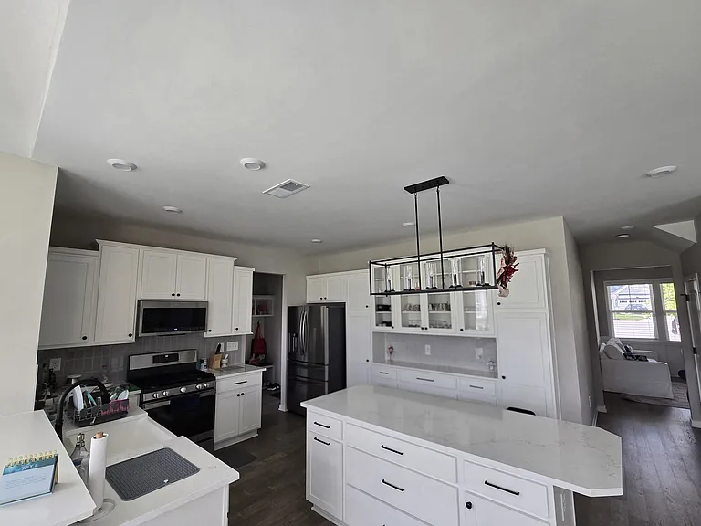 121 Linden Ct — Photo 2