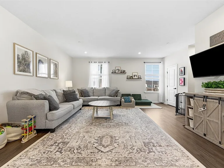 7402 Chestnut Way — Photo 17