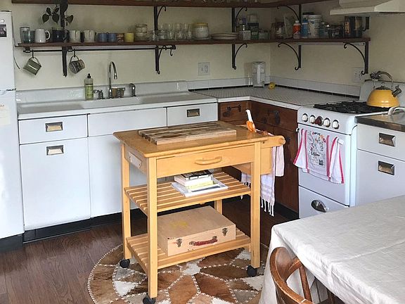Kitchen w/ vintage gas stove