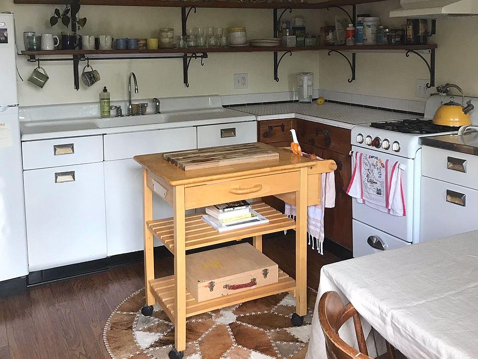 Kitchen w/ vintage gas stove