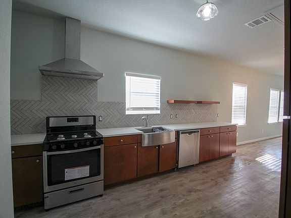 5th image of 410 Cactus St